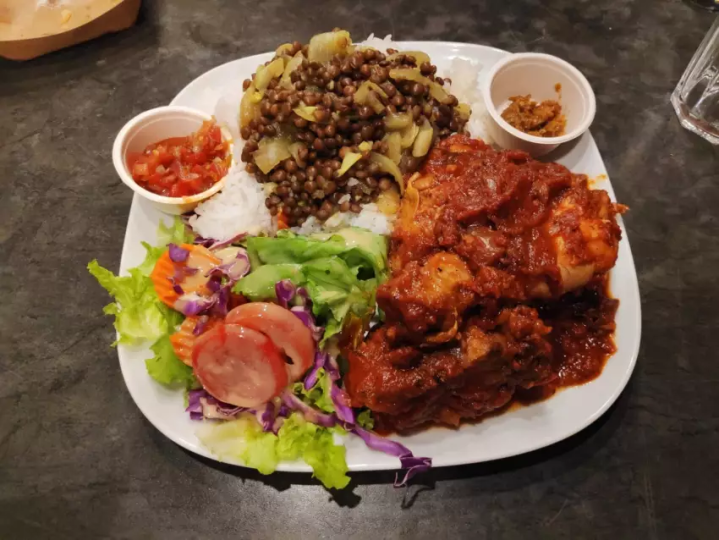 Tradition et délices des îles, une immersion totale dans la gastronomie créole.